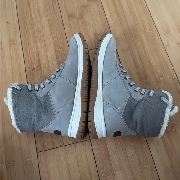 UGG Gray Winter Boots with Cozy Lining - Picture 4 of 8